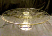 Kotimainen kakkutarjotin,  jalallinen puristelasia, halkaisija n. 29,5 cm, Korkeus n 11 cm , 1kpl. 65�/kpl