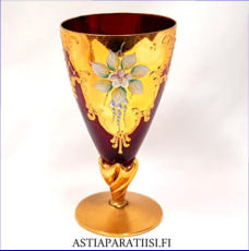 Murano-lasi Sarja  k�sintehty, kauniisti sisustettu. Punaisella viinilasilla, kullattu 24 kt  ja kukkakoristeinen. Lasi - korkeus: 14,5 cm, halkaisija: 8 cm,0kpl,( Tuote nro / Item #341J )