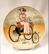 Autohistorian vuosilautanen 1987, Design:Marja-Riitta Koivisto, Vehoniemen Automuseos��ti�, valmistettu rajallinen m��r�,halkaisija n.25,8 cm,1 kpl,45�/kpl