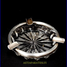 RIIHIMEN LASI,tuhkakuppi,Design:Aimo Okkolin,Hopeareunus, hiottu kristalli,kaiverrus,1950-60-luku, Korkeus,n. 2,6 cm, halkaisija,n. 12 cm,1kpl,120 ( Tuote nro / Item #154KR )