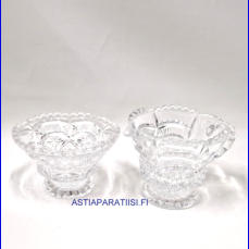 KRISTALLIA Mntyharjun lasi- Riihimen lasi, Sokerikko ja kermakko,Mitat Kermakko korkeus:n.8 cm, halkaisia n.9,5 cm,Sokerikon korkeus:n.6,5 cm, Halkaisia:n.10,5 cm, pari,65 ( Tuote nro / Item #158KR )