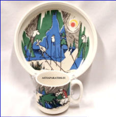 ARABIA,Muumi Muumipeikko ja pyrst�t�hti, lastenastiasto, Moomin, Comet in Moominland. Mug and plate. (2005-2007),Design:Tove Slotte-Elevant0 1 setti, 289� /kpl,( Tuote nro 184M )