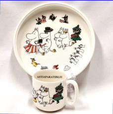 ARABIA,Muumi Iloinen perhe, lastenastiasto, Moomin, Happy family. Mug and plate. (1995-2007). Mug, plate and spoon (1995-2001),Design:Tove Slotte-Elevant, 1 setti, 149� /kpl,( Tuote nro 186M )