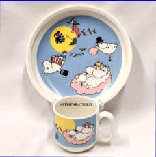 ARABIA,Muumi Lent�v�t muumit, lastenastiasto,  Moomin, Happy family. Mug and plate. (1995-2007). Mug, plate and spoon (1995-2001),Design:Tove Slotte-Elevant, 1 setti, 129� /kpl,( Tuote nro 187M )