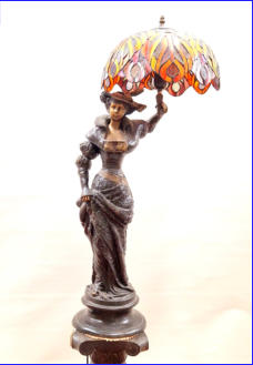 PÖYTÄVALAISIN,Pronssiveistos  naispatsas,Pariisin lady.  Tiffany varjostimella  ,Mitat: halk. n.  46 cm,korkeus n.100  cm.( Tuote nro / Item #106PV )