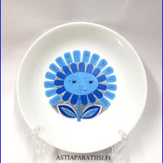 ARABIA,Daisy sininen aurinko lasten lautanen Design:Esteri Tomula,k�yt�n j�lkeen naarmu n�kyy kuvassa,Korkeus n. 4 cm, leveys n. 17,5 cm,1kpl,34�/kpl ker�ily kappale ( Tuote nro 134R )