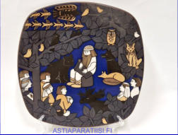 ARABIA,juhlalautanen, Kalevala 150 vuotta,Design:Raija Uosikkinen,halkaisija .n. 26,5 cm X 26,5cm, 1kpl. 180/kpl,,( Tuote nro 101AM )