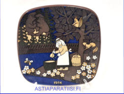 ARABIA, Vuosilautanen 1986,Design:Raija Uosikkinen,halkaisija .n. 20,5 cm X20,5 cm, 1kpl. 28�/kpl,( Tuote nro 113AM )