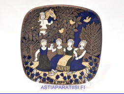 ARABIA, Vuosilautanen 1989,Design:Raija Uosikkinen,halkaisija .n. 20,5 cm X20,5 cm, 1kpl. 44�/kpl,( Tuote nro 116AM )
