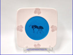 ARABIA, Flora & Fauna vuosilautanen 2011,Design:Eeva Sivula & Pekka Toivanen,Mitat Pituus x leveys: 20,5 cm x 20,5 cm,1kpl.77�/kpl,(  Tuote nro 141AM )