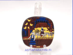 ARABIA, Kalevala factory visit koristelautanen 1988,Pieni sein�levy valmistettu muistoksi Arabian tehtaan vierailijoille.Design:Raija Uosikinen,Mitat Pituus x leveys: 6,4 cm x 6,4 cm,1kpl.45�/kpl,(  Tuote nro 145AM )