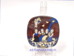 ARABIA, Kalevala factory visit koristelautanen 1989,Pieni sein�levy valmistettu muistoksi Arabian tehtaan vierailijoille.Design:Raija Uosikinen,Mitat Pituus x leveys: 6,4 cm x 6,4 cm,1kpl.45�/kpl,(  Tuote nro 146AM )
