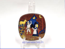 ARABIA, Kalevala factory visit koristelautanen 1991,Pieni sein�levy valmistettu muistoksi Arabian tehtaan vierailijoille.Design:Raija Uosikinen,Mitat Pituus x leveys: 6,4 cm x 6,4 cm,1kpl.45�/kpl,(  Tuote nro 148AM )