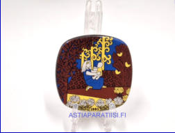 ARABIA, Kalevala factory visit koristelautanen 1993,Pieni sein�levy valmistettu muistoksi Arabian tehtaan vierailijoille.Design:Raija Uosikinen,Mitat Pituus x leveys: 6,4 cm x 6,4 cm,1kpl.45�/kpl,(  Tuote nro 150AM )