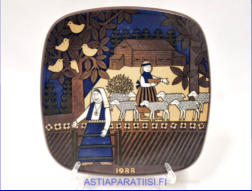 ARABIA, Vuosilautanen 1988,Design:Raija Uosikkinen,halkaisija .n. 20,5 cm X20,5 cm, 1kpl. 44�/kpl,( Tuote nro 115AM )