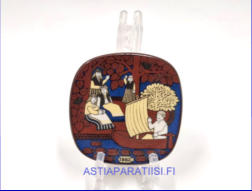 ARABIA, Kalevala factory visit koristelautanen 1983,Pieni sein�levy valmistettu muistoksi Arabian tehtaan vierailijoille.Design:Raija Uosikinen,Mitat Pituus x leveys: 6,4 cm x 6,4 cm,0kpl.(  Tuote nro 142AM )
