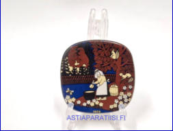 ARABIA, Kalevala factory visit koristelautanen 1986,Pieni sein�levy valmistettu muistoksi Arabian tehtaan vierailijoille.Design:Raija Uosikinen,Mitat Pituus x leveys: 6,4 cm x 6,4 cm,1kpl.45�/kpl,(  Tuote nro 143AM )