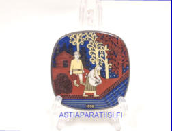 ARABIA, Kalevala factory visit koristelautanen 1990,Pieni sein�levy valmistettu muistoksi Arabian tehtaan vierailijoille.Design:Raija Uosikinen,Mitat Pituus x leveys: 6,4 cm x 6,4 cm,1kpl.45�/kpl,(  Tuote nro 147AM )