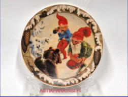 ARABIA, koristelautanen Tonttu Ja Karhu,Design:Anders Olsson,1980-luku,Mitat halkaisija,n. 12 cm,1kpl.35�/kpl,( Tuote nro 161AM )