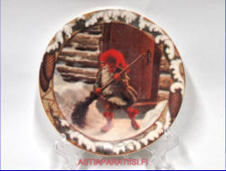 ARABIA, koristelautanen tonttu ja luuta,Design:Anders Olsson,1983-luku,Mitat halkaisija,n. 12 cm,1kpl.45�/kpl,( Tuote nro 163AM )