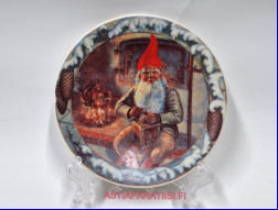 ARABIA, koristelautanen Tonttu ja kahvimylly,Design:Anders Olsson,1985-luku,Mitat halkaisija,n. 12 cm,1kpl.45�/kpl,( Tuote nro 164AM )