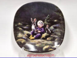 ARABIA, Syd�nyst�v� koristelautanen J�nis, N:O 4,Design:Sussi Anna �berg,1990-luku,Mitat Korkeus n. 12 cm, leveys n. 12 cm,1kpl.45�/kpl,( Tuote nro 178AM )