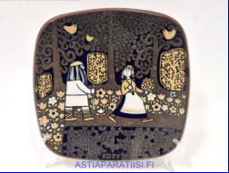 ARABIA, Vuosilautanen 1977,Design:Raija Uosikkinen,halkaisija .n. 20,5 cm X20,5 cm, 1kpl. 25/kpl,( Tuote nro 104AM )