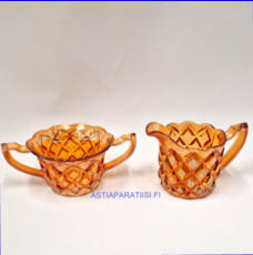 RIIHIM�EN LASI, Lysterilasi / myrkkylasi ,kermakko ja sokerikko, Kermakko korkeus:n. 8,5 cm, Halkaisija: n.7,7 cm,Sokerikon korkeus:n.6,5 cm, Halkaisija:n.10 cm, pari,52� ( Tuote nro / Item #114S )