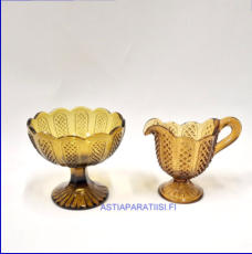 NUUTAJ�RVI,ruskea v�ri kermakko ja sokerikko, Kermakko korkeus:n. 8 cm, Halkaisija n.5,5 cm,Sokerikon korkeus:n.8,2 cm, Halkaisija:n.9,5 cm, pari,43� ( Tuote nro / Item #117S )