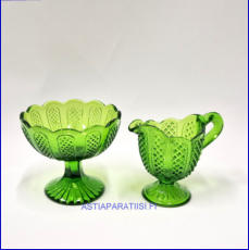 NUUTAJ�RVI,vihre� kermakko ja sokerikko, Kermakko korkeus:n. 8 cm, Halkaisija n.5,5 cm,Sokerikon korkeus:n.8,2 cm,Halkaisija:n.9,5 cm, pari,43� ( Tuote nro / Item #116S )