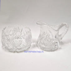 RIIHIM�EN LASI,Kristallia kermakko ja sokerikko, Kermakko korkeus:n.10 cm, Halkaisija n.6 cm,Sokerikon korkeus:n.7 cm, Halkaisija:n.9,5 cm, pari,53� ( Tuote nro / Item #122S )